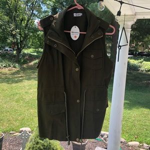 NWT Zip-Up Green Cargo Vest by Qearal!